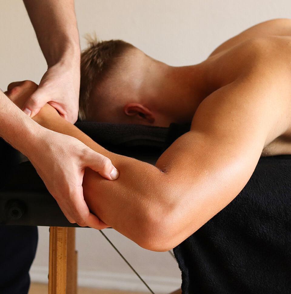 Massage sportif Deep Tissue, technique manuelle visant à travailler en profondeur sur les muscles, fascias et tissus conjonctifs